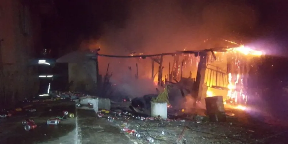 Incêndio foi registrado na noite desta sexta na Vila Hilgemberg
