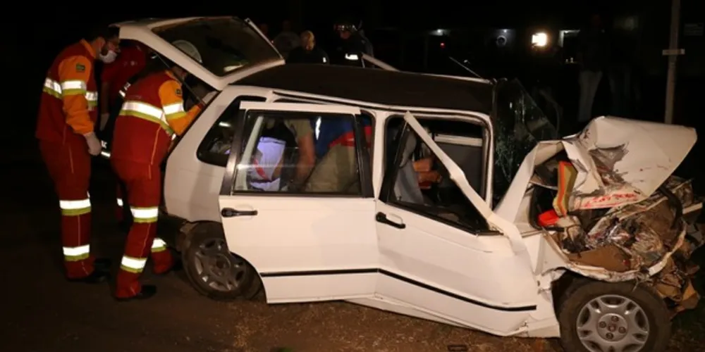Imagem ilustrativa da imagem Carro bate de frente com caminhão na BR-376 em PG