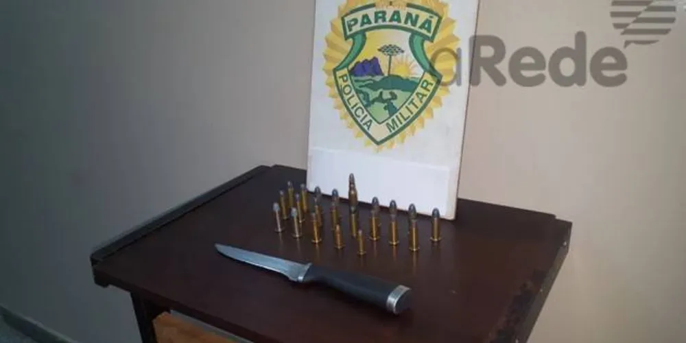Faca usada na ameaça e munições foram apreendidas pela PM