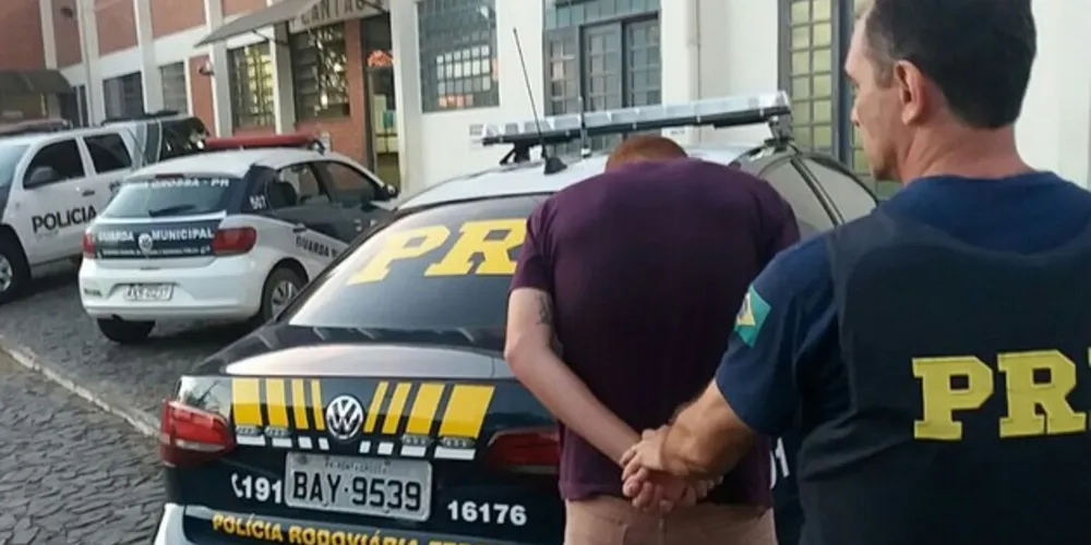 Rapaz receberia R$ 2 mil para fazer o transporte da droga