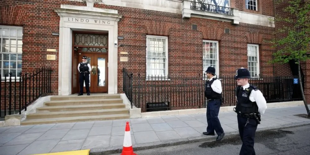 Policiais cercam área de hospital onde a princesa Kate deu entrada em Londres/Foto: Reprodução  Henry Nicholls/Reuters