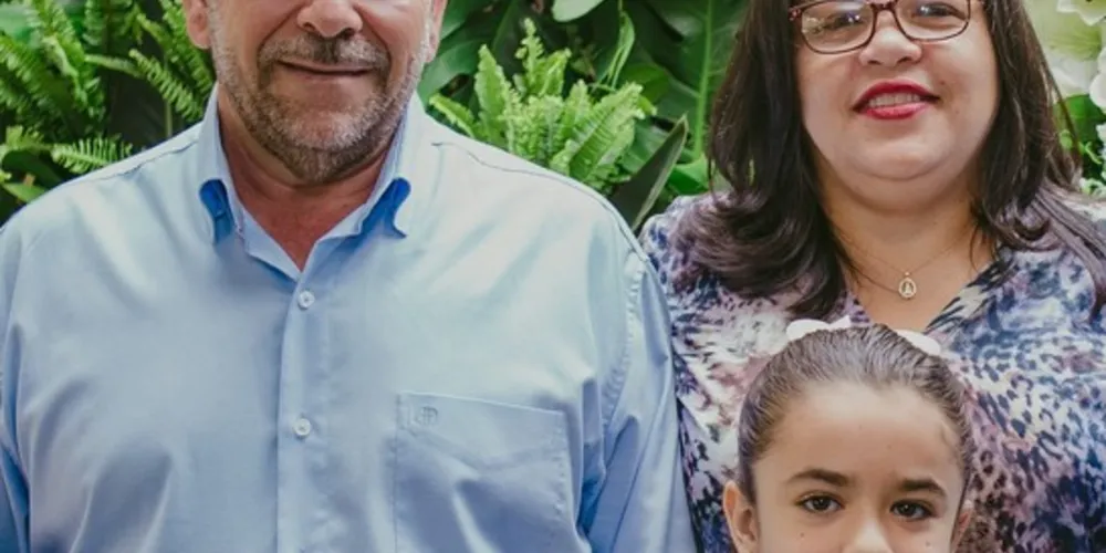 FELICITAÇÕES- Vânia Rutz será muito cumprimentada pela passagem de seu aniversário na próxima quarta-feira (25). No registro, Chafic Cury Neto, Vânia e Maria Vitoria Cury. Da coluna RC os votos de alegrias e prosperidade.