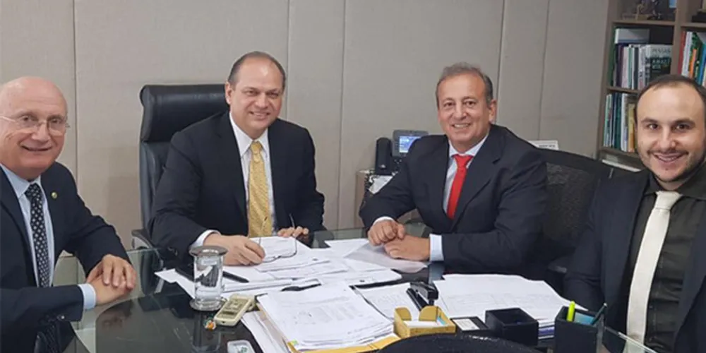 Prefeito de Castro esteve em Brasília em março com o deputado Osmar Serraglio e com o então ministro da Saúde, Ricardo Barros