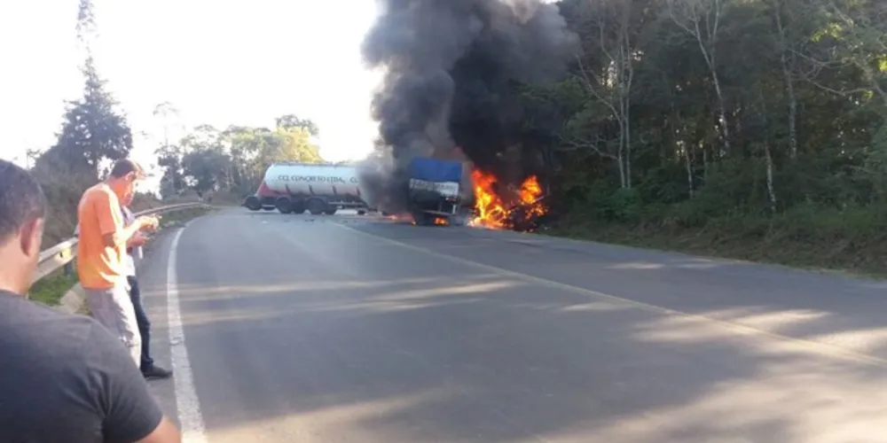 Imagem ilustrativa da imagem Batida entre carretas causa explosão na BR-476