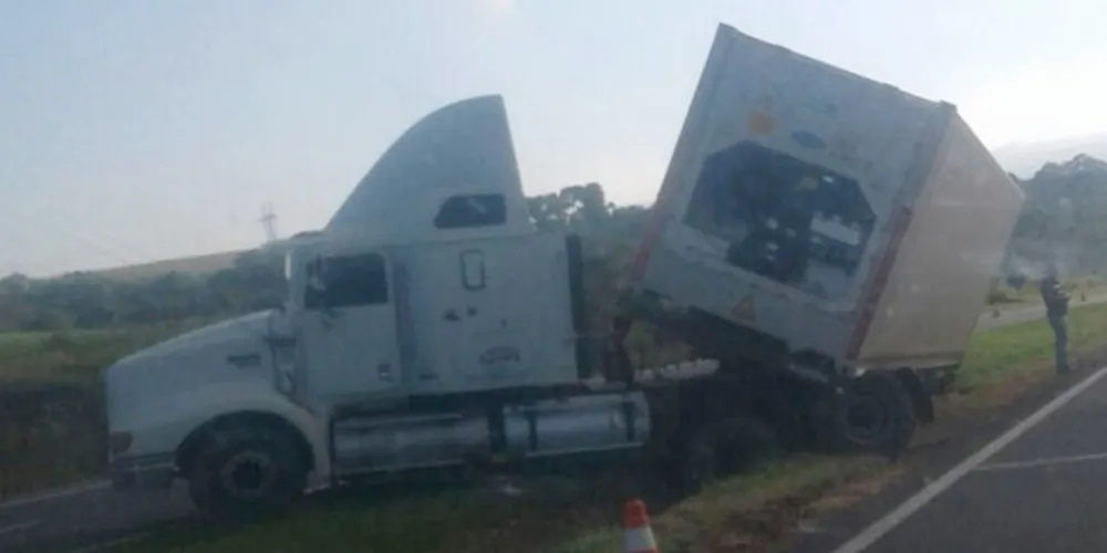 Caminhão invadiu canteiro central da PR-151; motoristas devem redobrar atenção