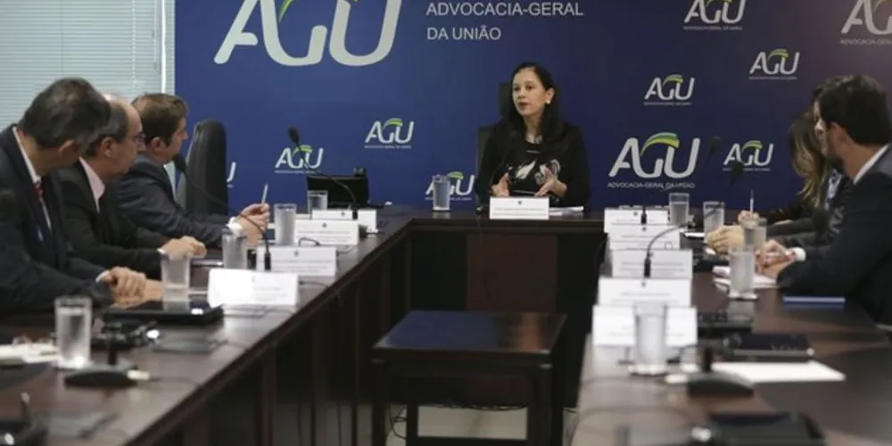 A advogada-geral da União, ministra Grace Mendonça, coordena a primeira reunião da Câmara de Conciliação e Arbitragem da Administração Federal / Foto: Reprodução Agência Brasil
