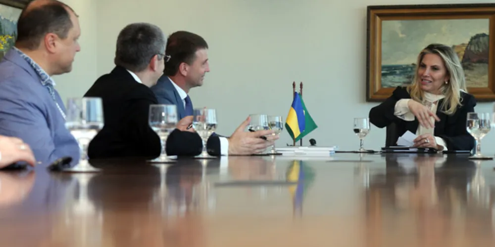 Governadora Cida Borghetti recebe o senhor Rostislav Tronenko, embaixador da Ucrânia no Brasil/Foto: Reprodução ANPr