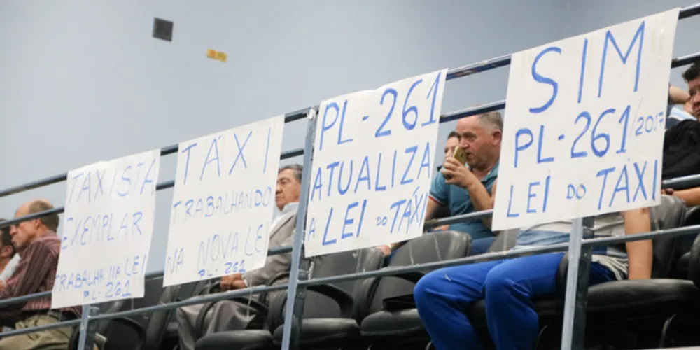 Taxistas lotaram galeria da Câmara para cobrar vereadores
