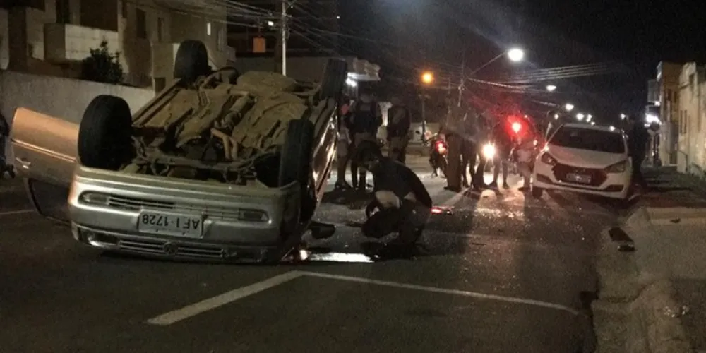 Imagem ilustrativa da imagem Veículo capota e deixa trânsito lento em avenida de PG