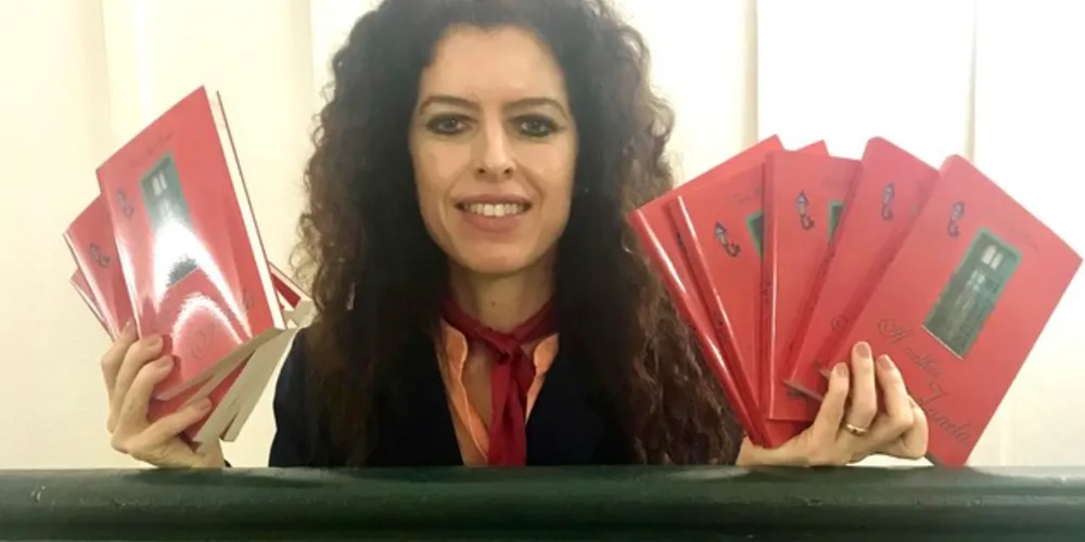 A MELHOR JANELA - A melhor Janela, o novo livro da escritora Renata Regis Florisbelo, será apresentado neste fim de semana com performance teatral, premiação de concurso, contação de histórias e um cardápio especial para o evento. Renata é autora de 12 obras, integrante da Academia de Letras dos Campos Gerais, do Centro Cultural Professor Faris Michaele e da Academia Ponta-grossense de Letras e Artes. O lançamento acontece na sede da Editora Estúdio Texto – Garimpo 1926, no próximo sábado (28) às 16h.