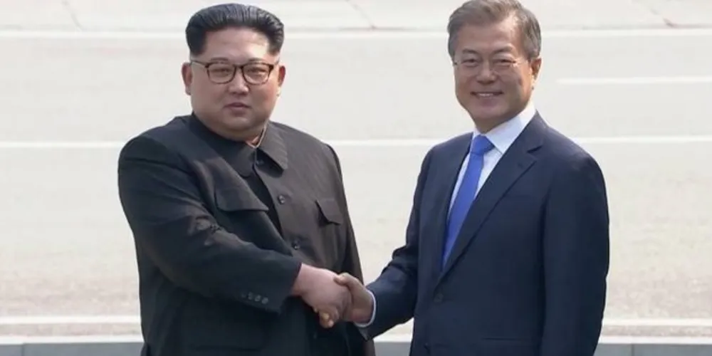 Kim Jong-un e Moon Jae-in, presidente da Coreia do Sul, se cumprimentam/Foto: Reprodução Reuters TV/Reuters