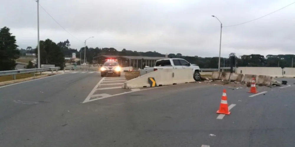 Suspeito foi ejetado de caminhonete e morreu na hora