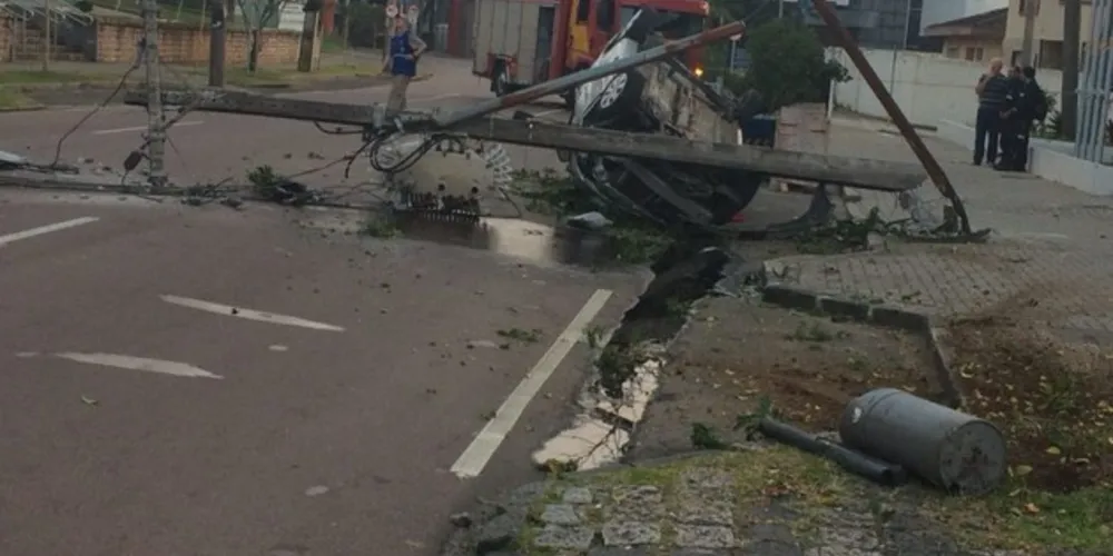 Imagem ilustrativa da imagem Motorista colide carro contra poste e fica gravemente ferido