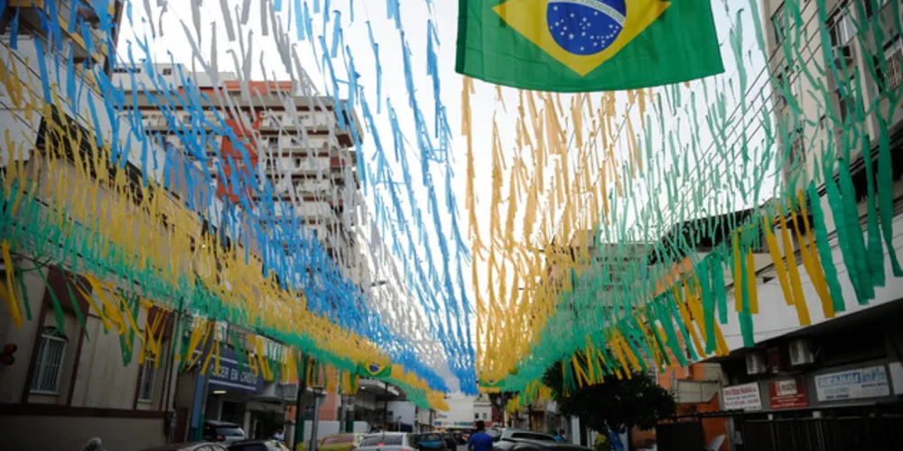 Os assistentes de vídeo auxiliam o árbitro principal, sempre que solicitado, revendo a jogada através de imagens/Foto: Reprodução Agência Brasil