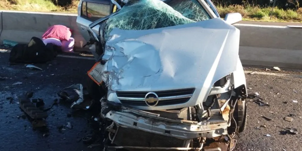 Imagem ilustrativa da imagem Carro fica destruído após grave acidente na BR-277