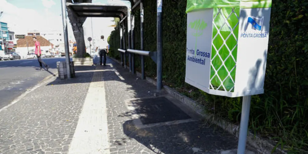 Foi realizada a troca das lixeiras na região central por novas estruturas, mais resistentes a ações de vândalos