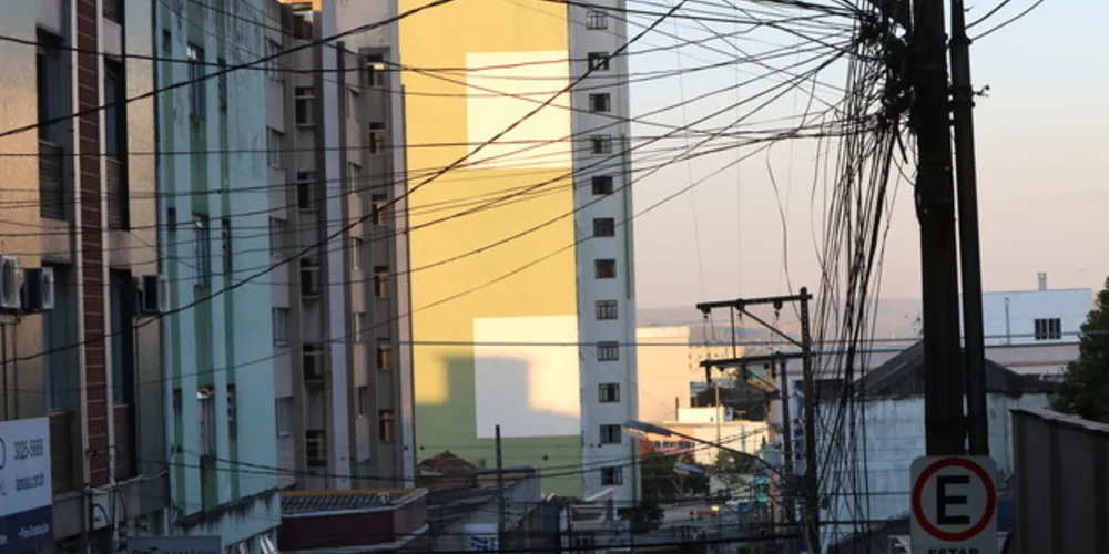 Fiação sem uso agora tem prazo para ser retirada dos postes públicos em Ponta Grossa