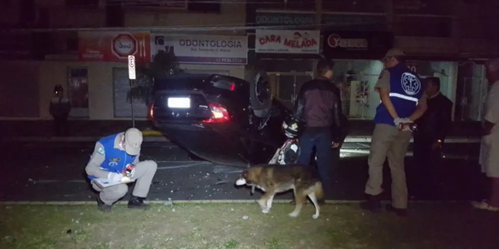 Imagem ilustrativa da imagem Motorista foge após destruir poste e capotar carro