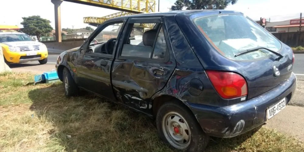 Imagem ilustrativa da imagem Família sai ilesa de acidente entre carro e carreta na 376