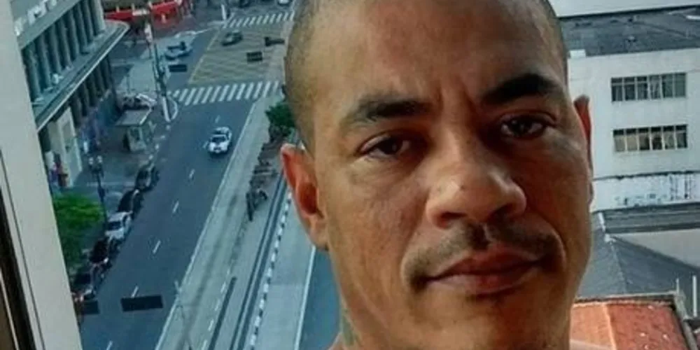 Ricardo na janela do prédio, onde morava/Foto: Reprodução Instagram