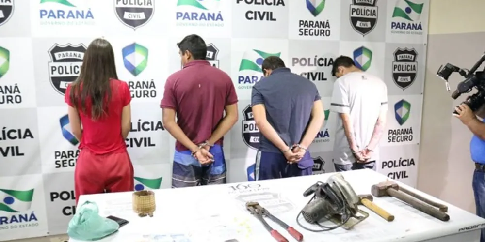 Quatro pessoas foram presas durante a operação e vários objetos foram apreendidos