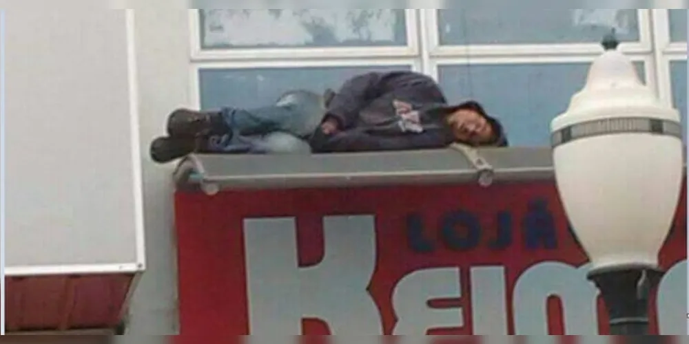 Imagem feita na manhã dessa quinta-feira, no Calçadão da Coronel Claudio, é uma das mais comentadas nas redes sociais