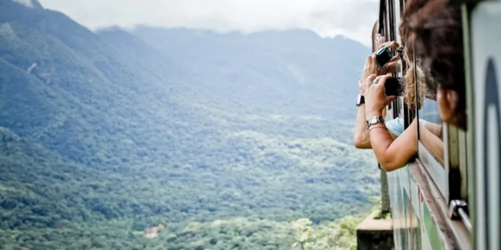 Pacote Trem do Pôr do Sol Curitibano a R$93,00 por pessoa e sorteios de carro zero km, caminhão de prêmios e TVs de Led 32'