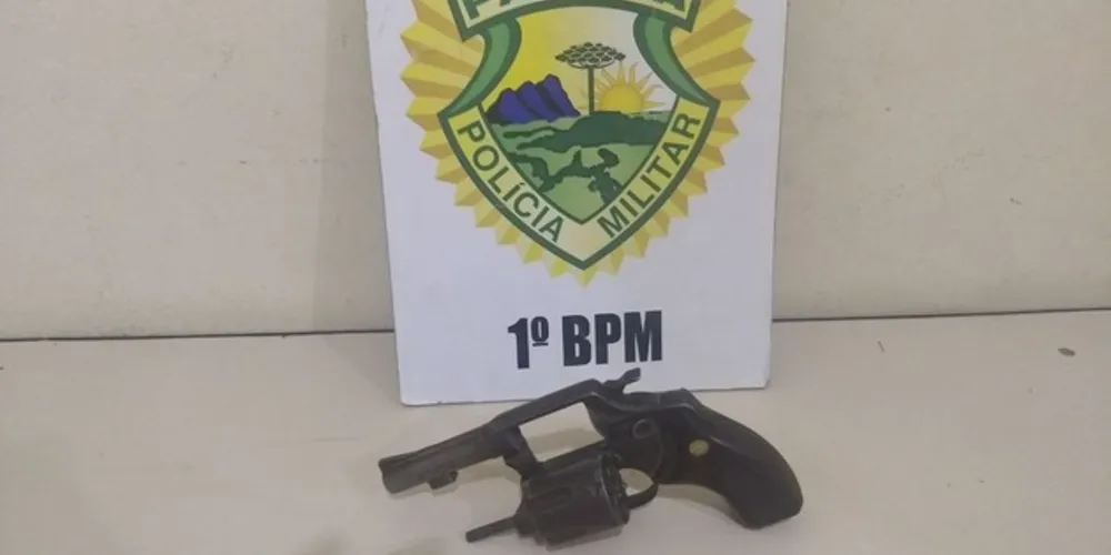 Arma foi encontrada num terreno baldio