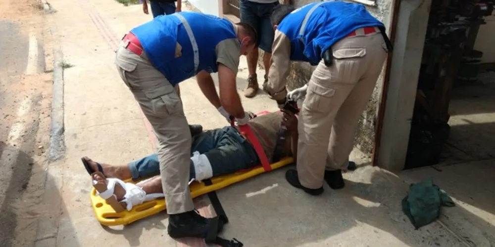 Imagem ilustrativa da imagem Sem freio, carro 'prensa' perna de mecânico na Palmeirinha