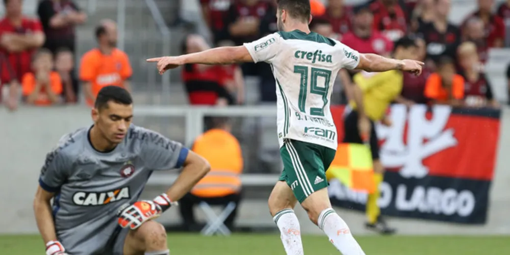 Imagem ilustrativa da imagem Atlético-PR leva 3 a 1 do Palmeiras dentro da Arena