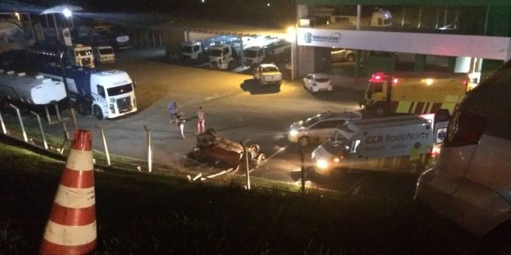 Imagem ilustrativa da imagem Carro despenca de barranco e mulher morre na região