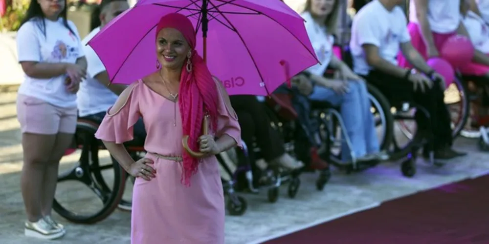 Mulheres com câncer de mama participando de desfile como parte das atividades do Outubro Rosa/Foto: Agência Brasil