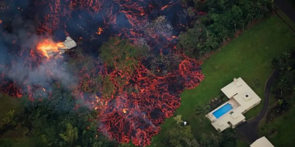 Lava invadindo centros urbanos, no Havaí/Foto: Reprodução  Bruce Omori/EPA/EFE
