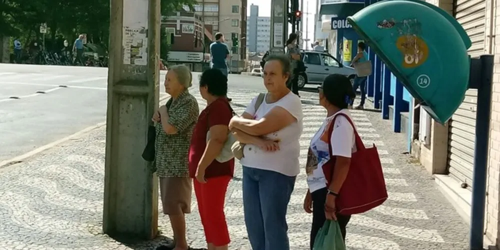 Imagem ilustrativa da imagem Passageiros sofrem com sol e chuva em PG