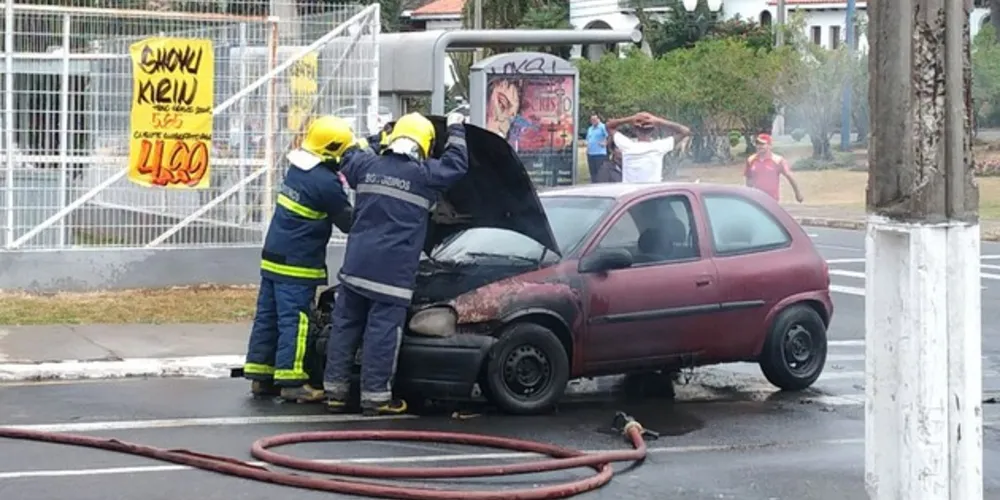 Imagem ilustrativa da imagem Carro pega fogo e fica destruído em Olarias