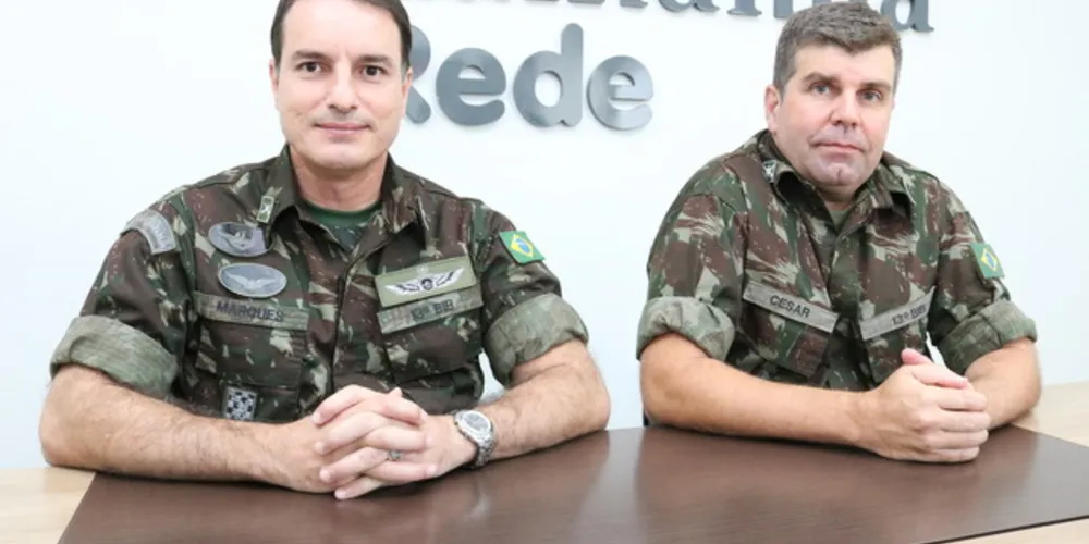 Coronel Daniel Moreira Marques e Sub Tenente Júlio César explica museu