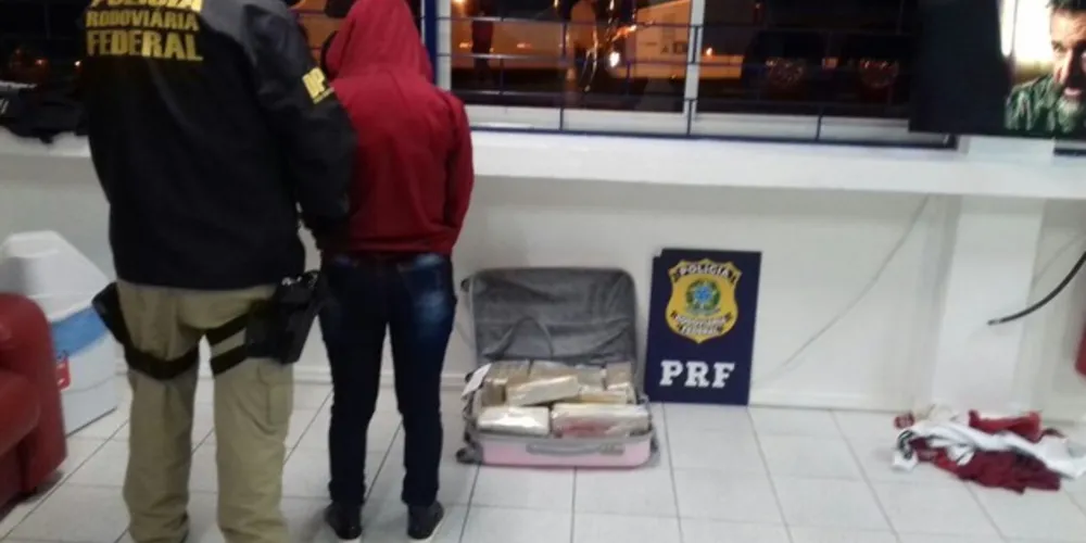 Imagem ilustrativa da imagem PRF apreende 27 kg de maconha em bagageiro de ônibus