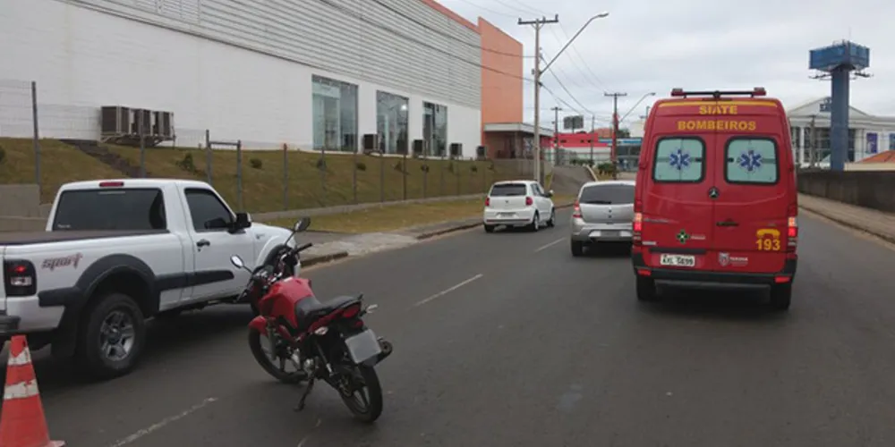 Imagem ilustrativa da imagem Acidente entre carro e moto deixa jovem ferida