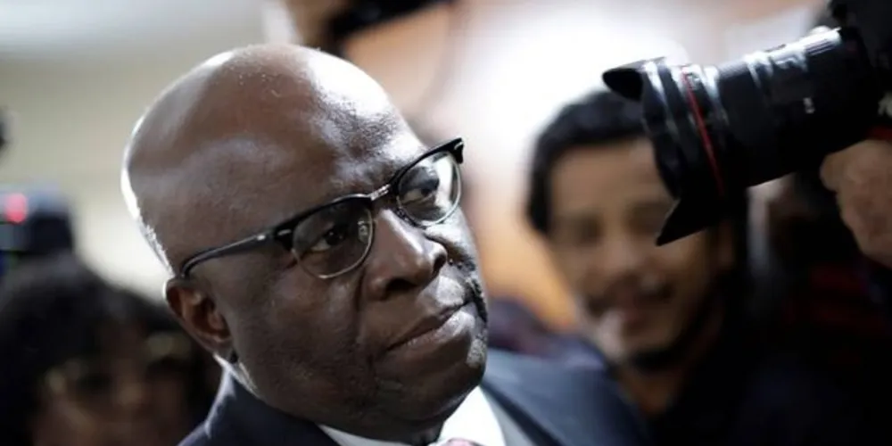 Anúncio de desistência feito através do Twitter/Foto: Reprodução Ueslei Marcelino/Reuters