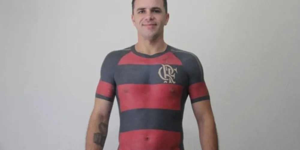 Tatuagem completa demorou cerca de um ano para ser realizada