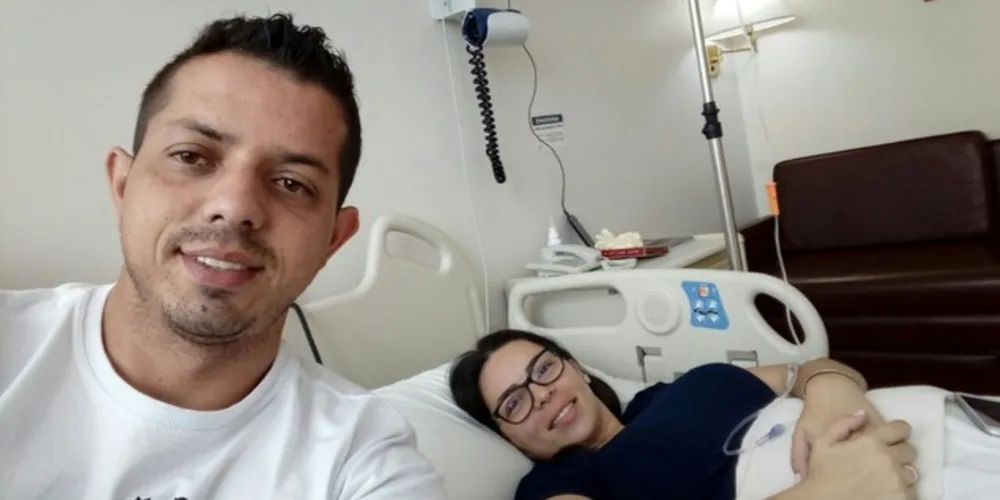 Ederson e Kamilla antes da cirurgia do Lucca. 