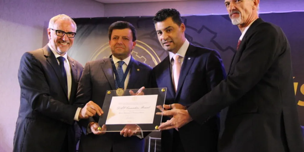 Imagem ilustrativa da imagem DAF Caminhões recebe Medalha do Mérito Industrial