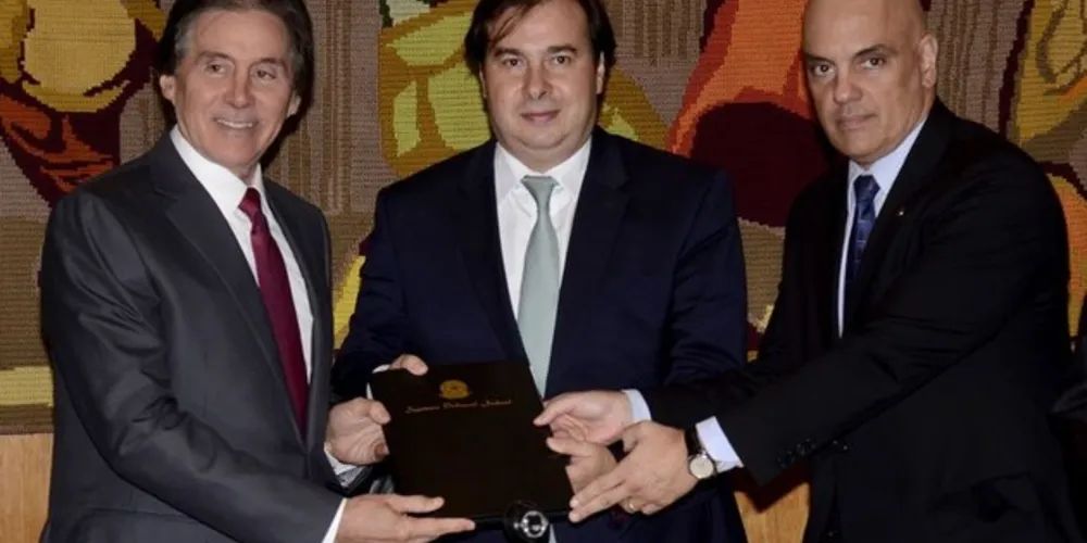 Os presidentes do Senado, Eunício Oliveira, e da Câmara, Rodrigo Maia, recebem do ministro Alexandre de Moraes o anteprojeto de lei/Foto: Reprodução Agência Brasil