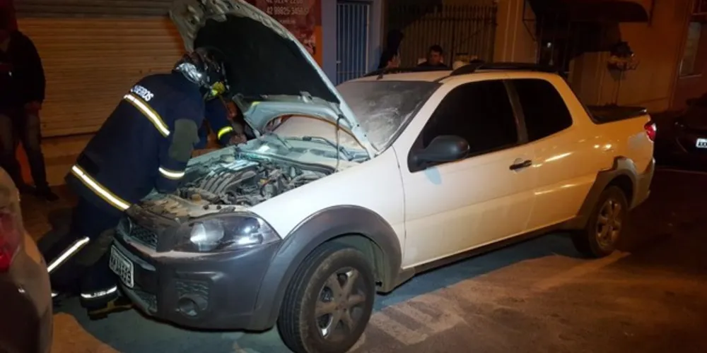 Imagem ilustrativa da imagem Homem encapuzado incendeia carro no centro de PG