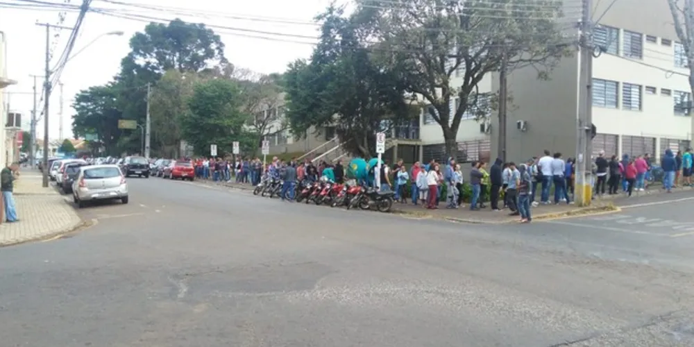 Pelo menos 300 pessoas estavam na fila no horário de abertura do Fórum Eleitoral