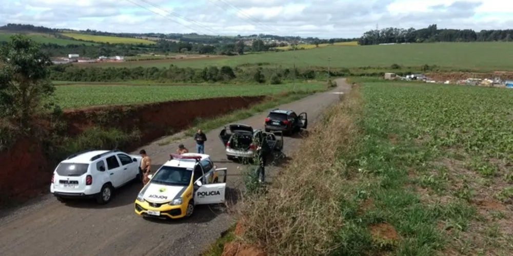 Automóvel, um Space Fox, com placas de Prudentópolis, estava abandonado em uma rua de terra atrás da Perdigão