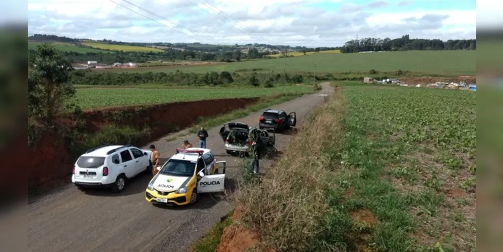 Automóvel, um Space Fox, com placas de Prudentópolis, estava abandonado em uma rua de terra atrás da Perdigão