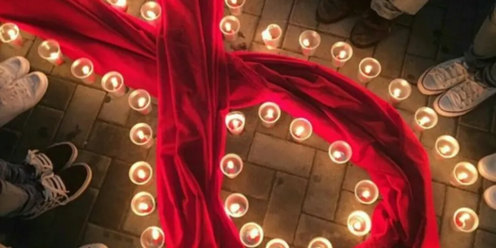  O ‘Candlelight Memorial’ acontece simultaneamente em vários países, especialmente no mês de maio.