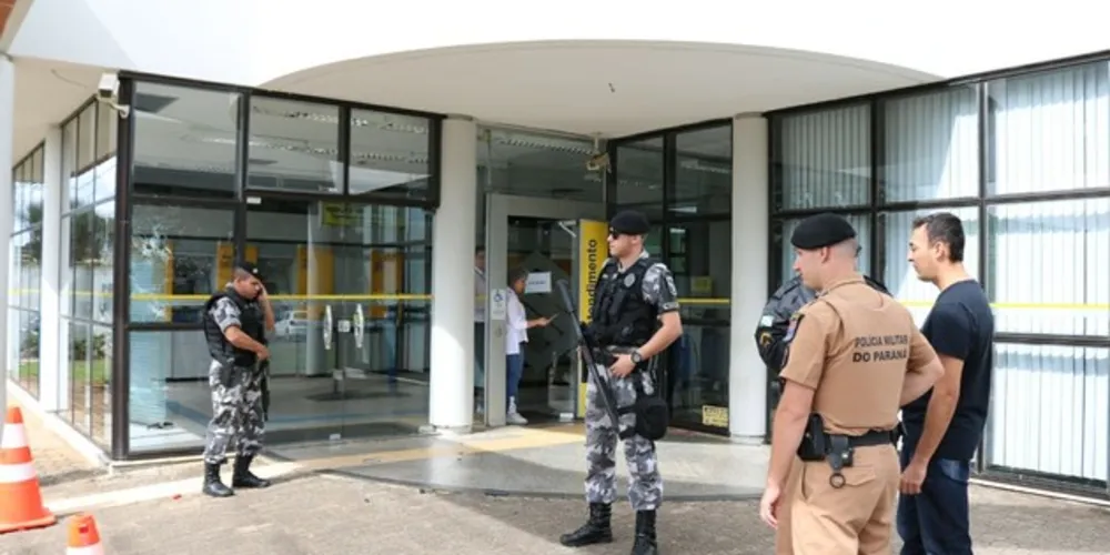 Polícia faz buscas por bandidos que roubaram banco em Carambeí 