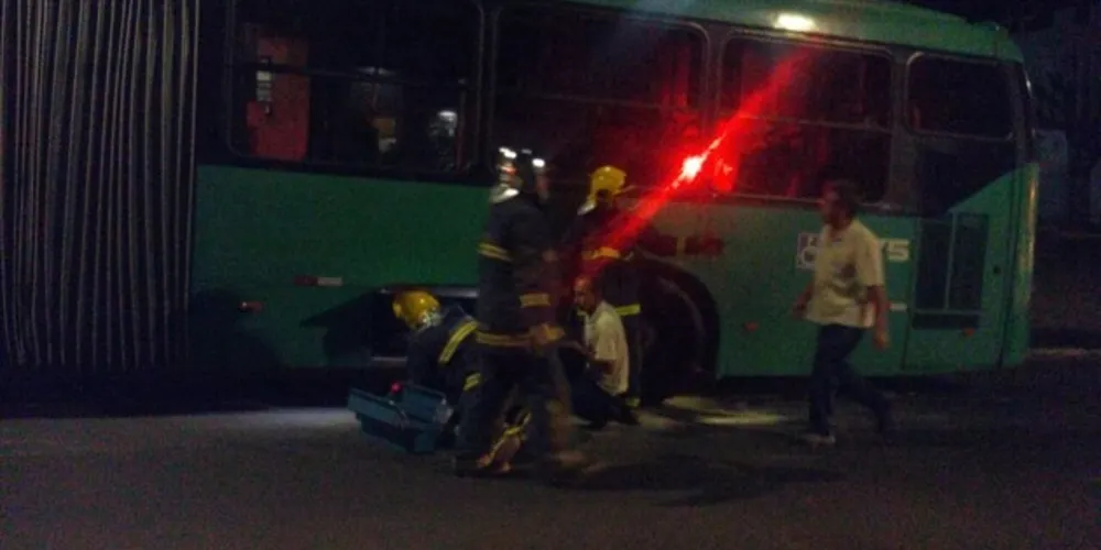 Imagem ilustrativa da imagem Princípio de incêndio assusta passageiros de ônibus